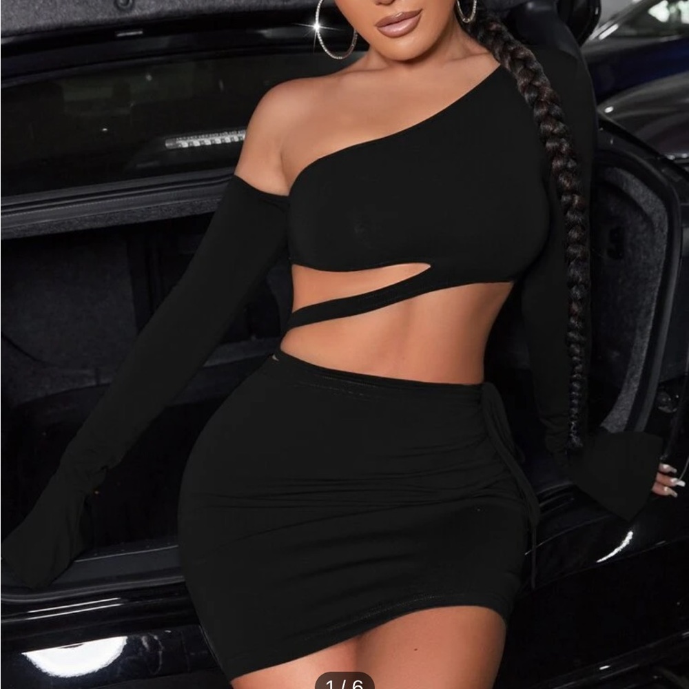 Asymmetrical Neck
Flounce Sleeve Crop Top & Bodycon
Skirt Set